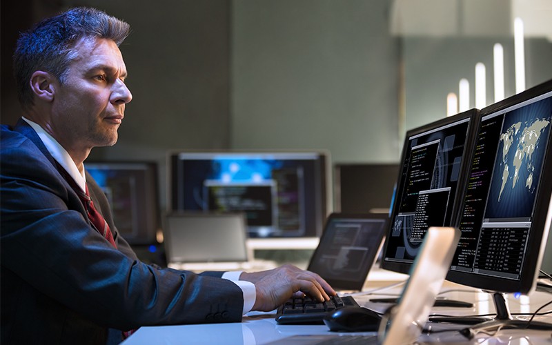 Une sécurité inégalée pour tous les points de terminaison man using dual monitor
