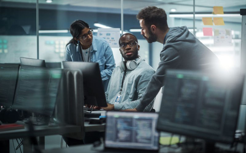Professionnels collaborant dans des bureaux ouverts.