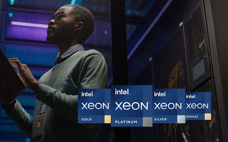Ingénieur informatique sur portable dans la salle des serveurs