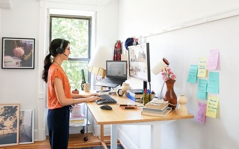logitech-woman-stand-up-desk logitech-woman-stand-up-desk