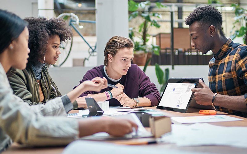 Office 365 pour les équipes Group of older students working on Microsoft devices