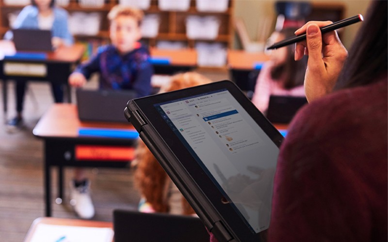 Sécurité Teacher using laptop for lesson