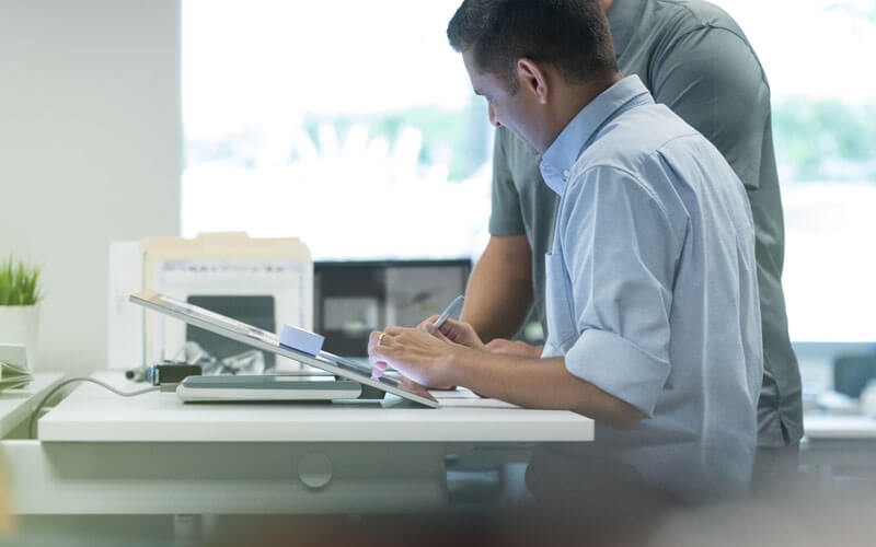 Mettez votre matériel au travail. Homme d’affaires de Microsoft travaillant sur l’appareil Surface Studio