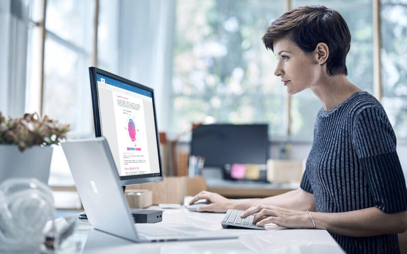 Des applications qui favorisent l’innovation Femme adepte du style de vie Microsoft utilisant les produits Microsoft Surface