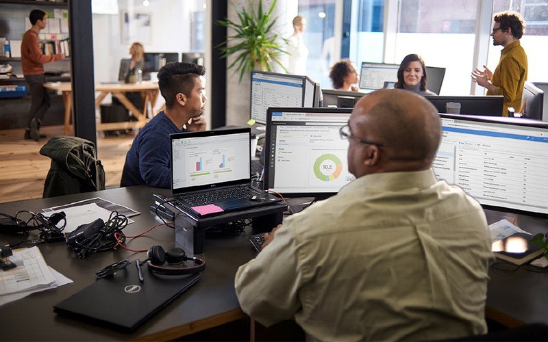 Économie de temps et argent sur vos TI Employees working in the office