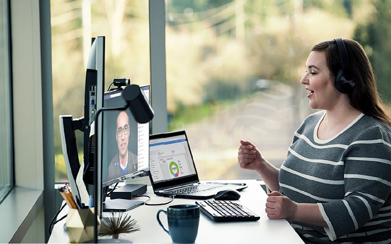Simplification du déploiement de vos appareils Woman doing video call on her computer