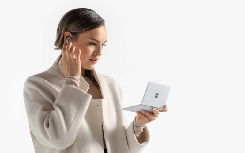 La Surface Duo 2 woman on call