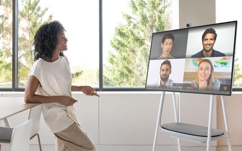 ms-surface-hub-2s-woman-meeting-online-lifestyle ms-surface-hub-2s-woman-meeting-online-lifestyle