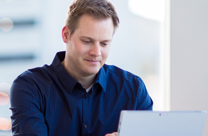 it-admin-on-convertable-notebook-tablet-computer-close-up