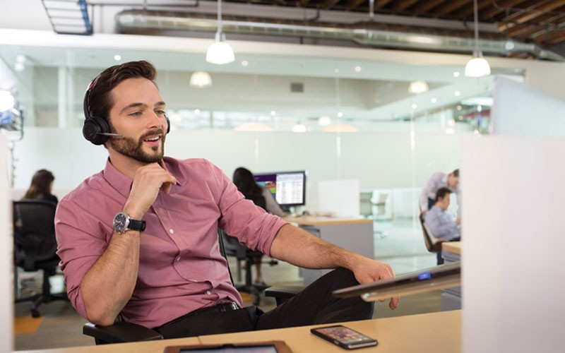 Casques et haut-parleurs Business man using Polycom headset