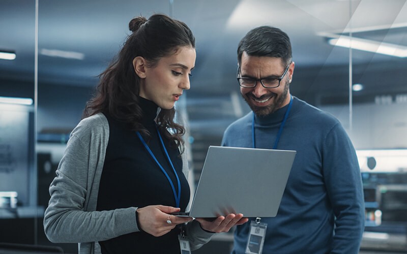 Professionnels utilisant un ordinateur portable