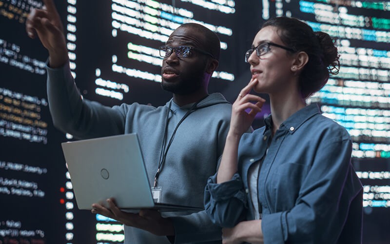 Professionnels utilisant un ordinateur portable dans un centre de données