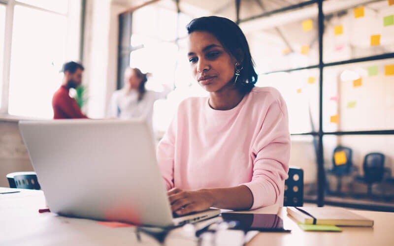Backup Exec for Azure Woman working on laptop