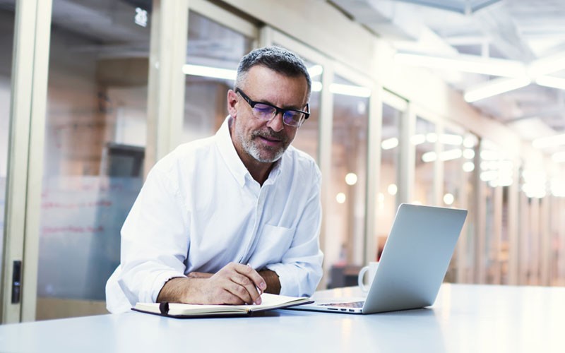Veritas Intelligent information governance Man working on laptop