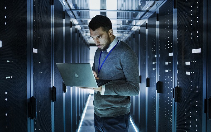 Niveau et archivage Person using a laptop inside of data center