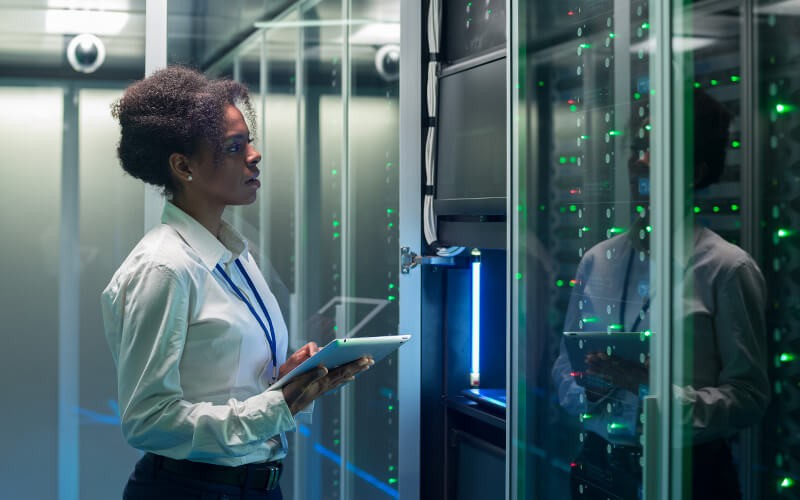 Stratégie en nuage Woman working at the data center