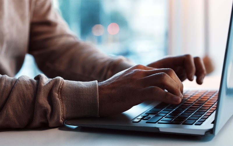 Faites-en plus avec Insight. Gros plan sur un clavier d’ordinateur portable