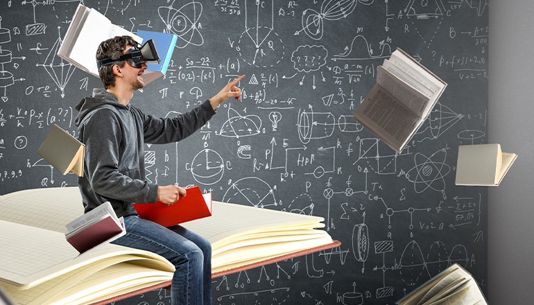 man-using-vr-to-study-hero Un étudiant utilise un casque de RV pour s’immerger dans un livre.
