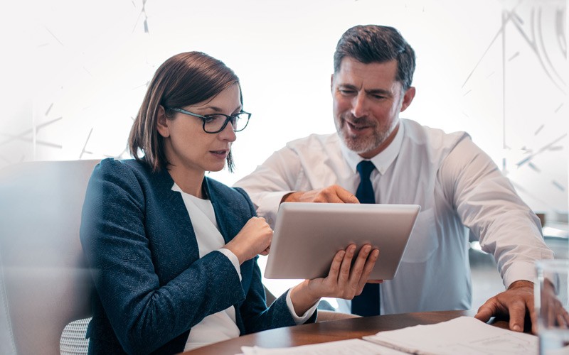 Easier reporting and documentation Business manager talks with employee using tablet computer