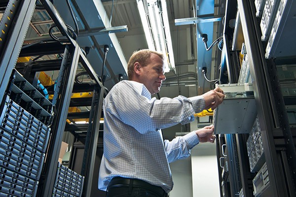 Data center server repair IT technician replaces server in data center
