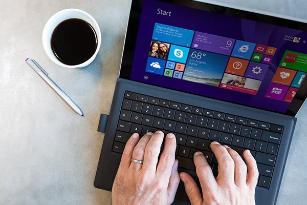 windows-8-coffee-laptop-hands windows-8-coffee-laptop-hands